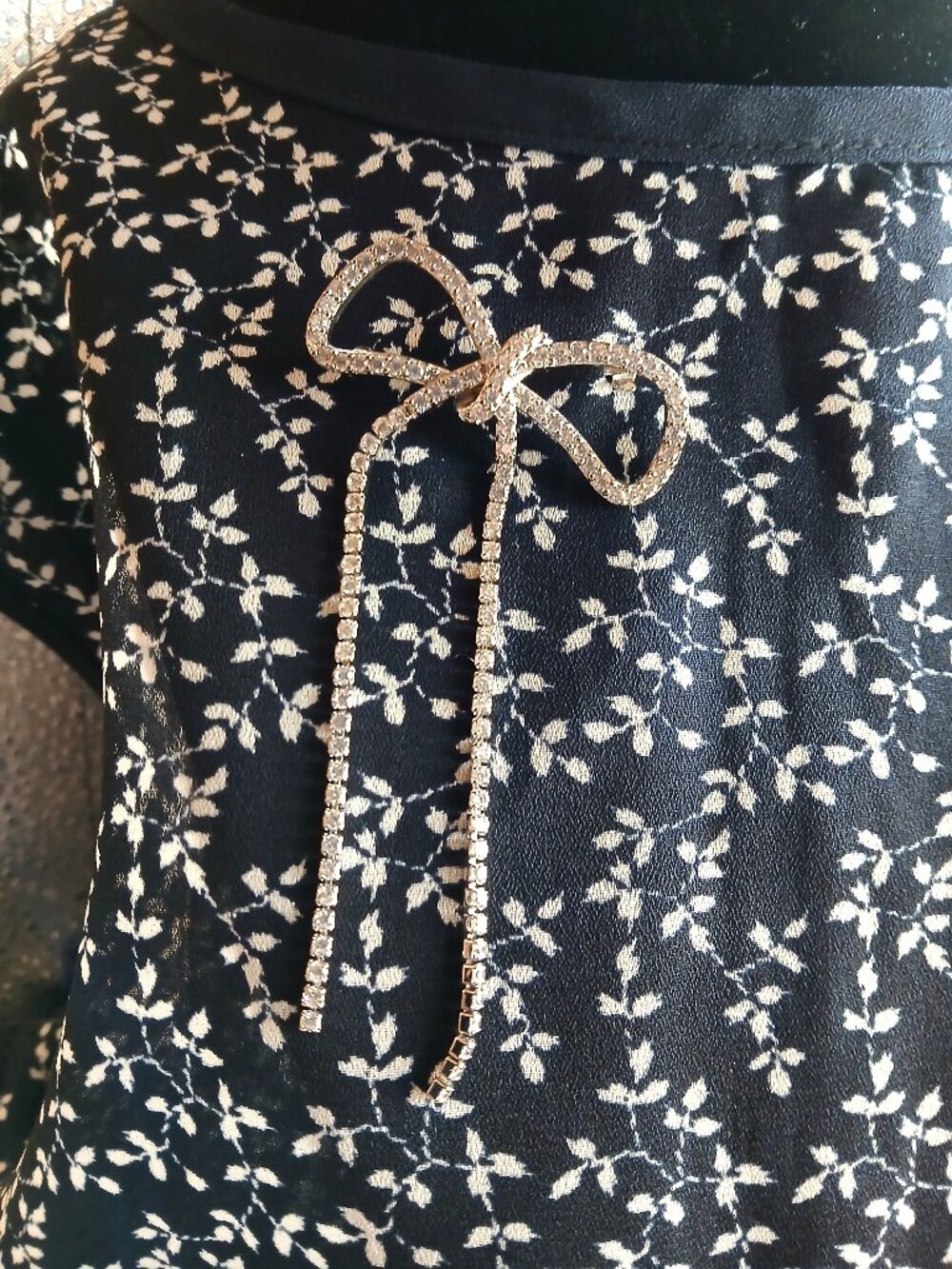 Vintage Style Long Ribbon Crystals Brooch - Picture 5 of 7